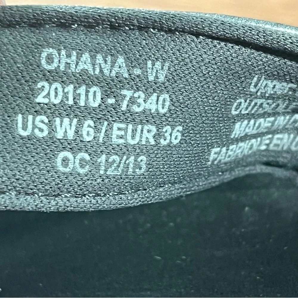 OLUKAI ‘Ohana’ Silver Flip Flops Sandals Women’s Size‎ 6 Shoes